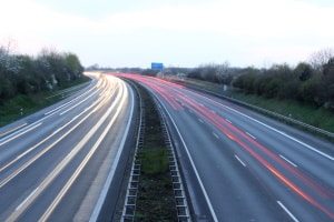 Auch auf der Autobahn gilt oftmals eine Geschwindigkeitsbegrenzung.