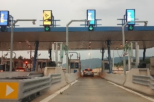 Auf der Autobahn ist in Griechenland eine Maut zu zahlen.