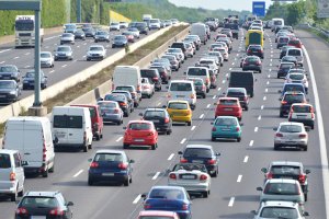 Stau auf der Autobahn: Ein Auto rechts zu überholen, kann unter Umständen erlaubt sein.