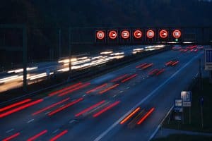 Auch auf der Autobahn wird eine Toleranz von 3 km/h bzw. 3 Prozent vom Messergebnis abgezogen.