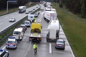 Vor allem auf der Autobahn führt falsches Überholen oft zum Unfall.