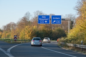 Autobahnschilder helfen Ihnen dabei, sich auf der Autobahn zurecht zu finden.