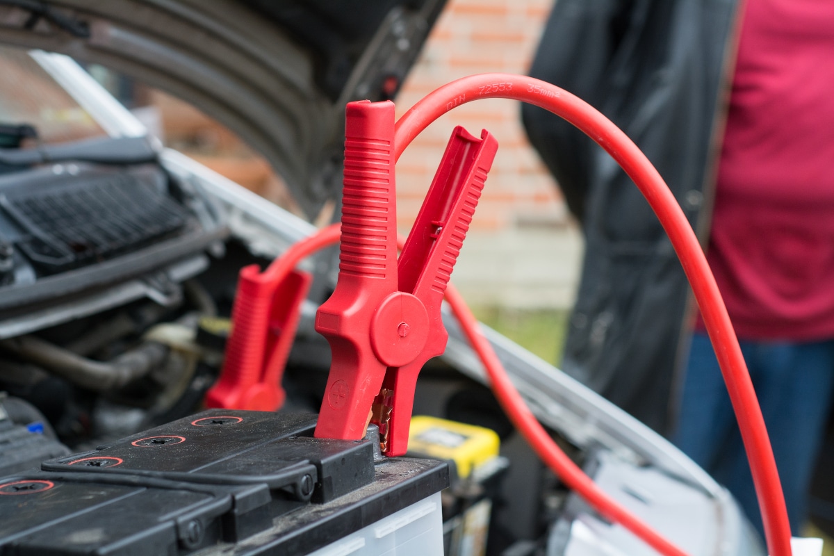 Kann Man Autobatterie Aufladen Ohne Abklemmen Autobatterie sicher abklemmen: So müssen Sie vorgehen!