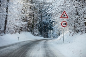 Autofahren bei Glatteis kann besonders auf schattigen Waldstrecken ein Problem werden.