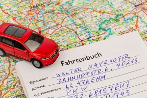 Wer beim Autofahren durch einen Corona-Mundschutz verdeckt wurde, könnte eine Fahrtenbuchauflage erhalten.