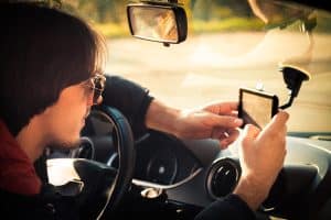 Beim Autofahren in Griechenland sollten Sie die Finger vom Navi oder Handy lassen. Während der Fahrt ist die händische Bedienung nicht erlaubt.