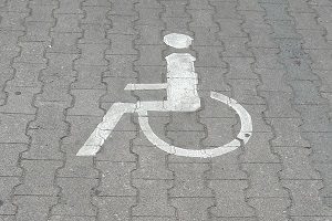 Das Autofahren im Rollstuhl ist mit dem richtigen Fahrzeug meist möglich.
