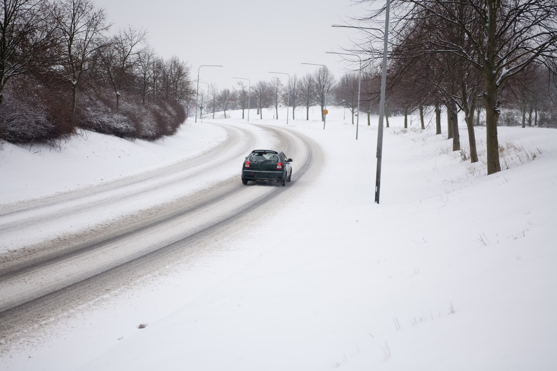 Winter im Straßenverkehr. Ein Auto voll Schnee und Eis, Stock Bild