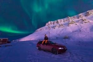 Autofahren in Island kann im Winter eine Herausforderung sein.