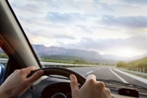 Beim Autofahren mit einem Baby müssen regelmäßig Trink- und Wickelpausen eingelegt werden.