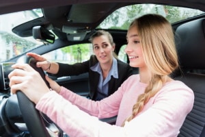 Das Autofahren üben, ist auf einem Verkehrsübungsplatz gestattet.