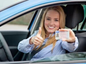 Das Mindestalter für den Autoführerschein liegt normalerweise bei 18 Jahren.