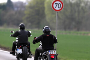 Autokennzeichen werden auch für ein Motorrad ausgestellt. Das Kennzeichen sieht allerdings anders aus.