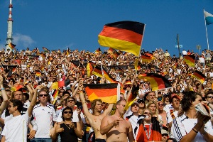 Nicht nur beim Public Viewing, auch im Autokorso feiern Deutsche gern ihre Mannschaft.