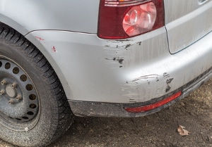 Auch eine kleinflächige Autolackierung ist mit viel Arbeitsaufwand verbunden.