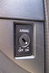 Vorsicht ist bei der Autopflege besonders im Innenraum geboten. Systeme wie der Airbag sollten für die Zeit der Reinigung deaktiviert werden.