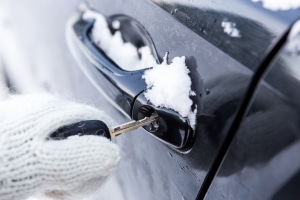 Autotür zugefroren: Vorbeugen mit Silikonspray oder Hausmitteln kann im Winter einigen Ärger ersparen.