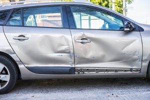 Nach einem Autounfall untersucht ein Gutachter unter anderem die Schäden am Fahrzeug.