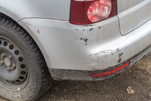 Sie sollten die Unfallstelle auch dann absichern, wenn es nach einem Autounfall in Saarbrücken nur zu einem Blechschaden kam.