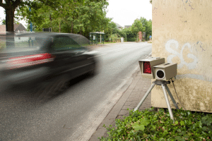 Auf der B205 sind mobile Blitzer im Einsatz.