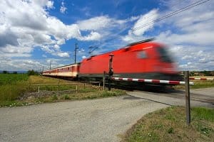 Am Bahnübergang haben Schienenfahrzeuge immer Vorfahrt.