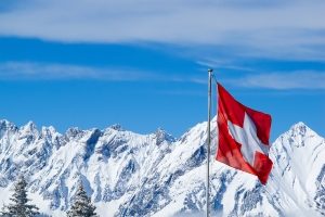 Barfuß Autofahren ist in der Schweiz erlaubt, wenn die nötige Rücksicht gewahrt wird.