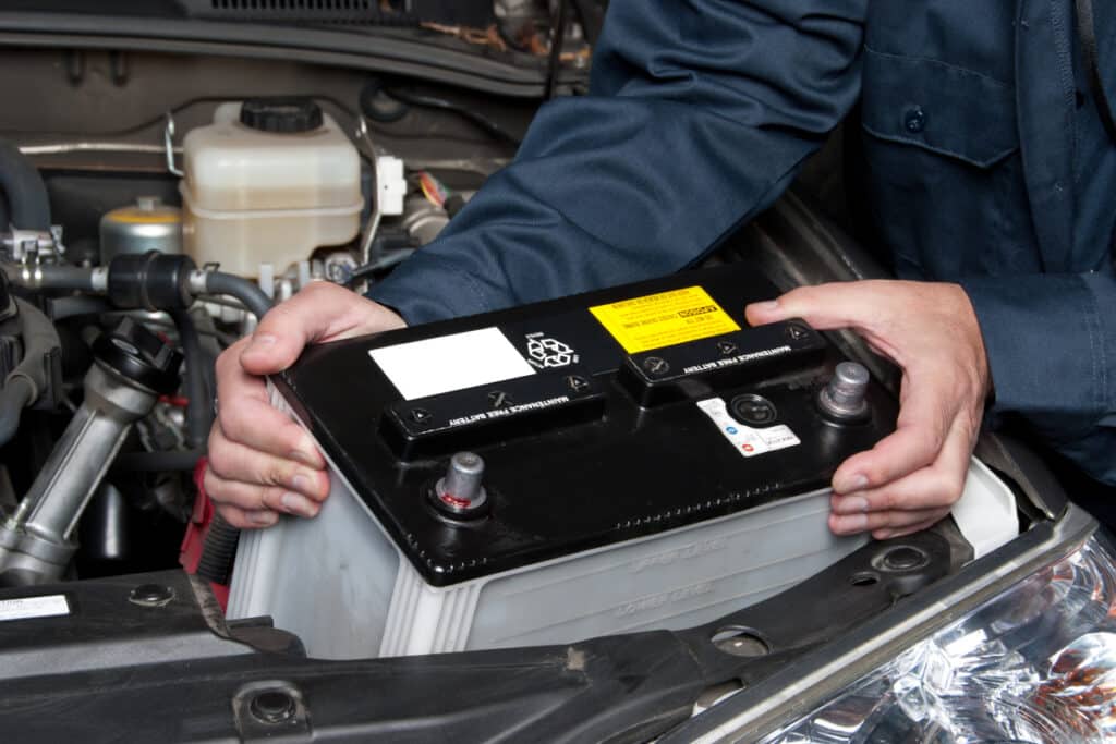 Die Batterie abklemmen: Am Auto ist das zum Beispiel im Rahmen einer Reparatur notwendig.