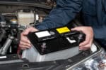 Die Batterie abklemmen: Am Auto ist das zum Beispiel im Rahmen einer Reparatur notwendig.