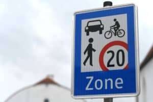 Verkehrszeichen zur Begegnungszone: Ein entsprechendes Schild gibt es in Deutschland bislang nicht.