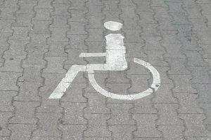 Der Behindertenausweis reicht zum Parken unter Sonderregelungen nicht aus.
