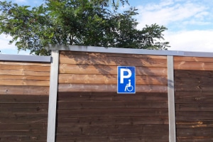 Ein Behindertenparkplatz ist an die Bedürfnisse von eingeschränkten Personen angepasst.