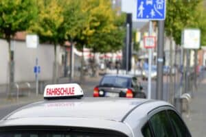 Immer häufiger wird bei der Fahrprüfung betrogen. Beliebt sind Spickzettel, technische Hilfsmittel, aber auch Stellvertreter.
