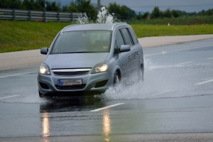 Bei Nässe können Verkehrszeichen bestimmte Verhaltensweisen anordnen.