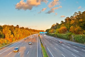 Benzinmangel auf der Autobahn kann unter Umständen ein Bußgeld zur Folge haben. 