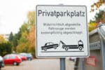 In der Regel wird ein Besucherparkplatz durch ein Schild ausgewiesen.