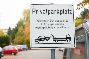 In der Regel wird ein Besucherparkplatz durch ein Schild ausgewiesen.