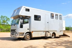 Die Betriebserlaubnis erlischt, wenn z. B. ein PKW zu einem Wohnwagen umgebaut wird.