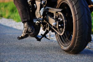 Sie sind ohne gültige Betriebserlaubnis auf dem Motorrad unterwegs? Es droht Ihnen mindestens ein Verwarngeld.