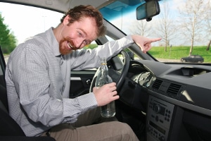 Bier trinken beim Autofahren? Unter Umständen kann dies erlaubt sein.