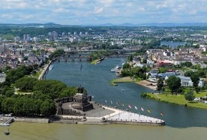 Eine Binnenwasserstraße in Deutschland kann sowohl für den Gütertransport als auch für den Wassersport und zum Freizeitvergnügen genutzt werden.