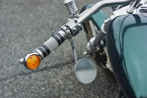 Auch das Blinken mit dem Motorrad ist Pflicht.