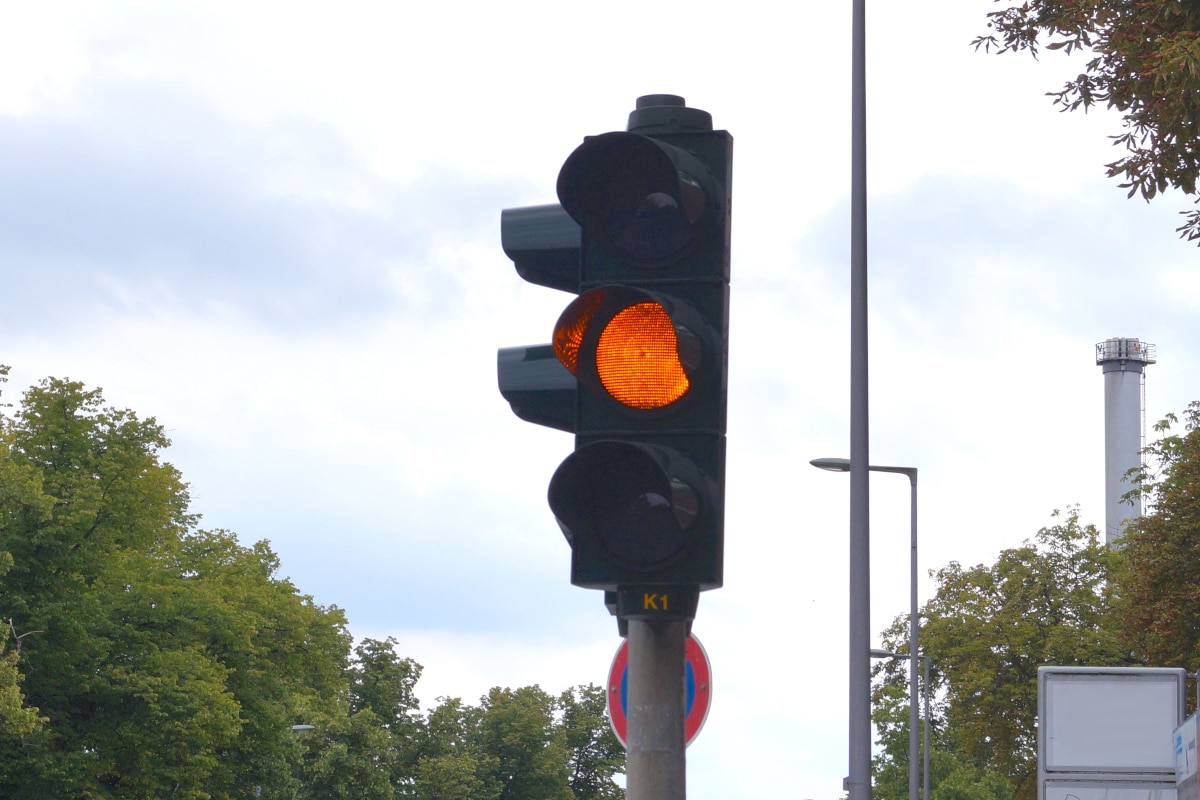 Ampel blinkt gelb: Bedeutung und richtiges Verhalten