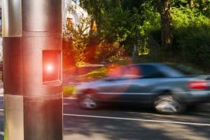 Feste Blitzer an der A113: Bei Verstößen drohen Bußgelder, Punkte und Fahrverbote.