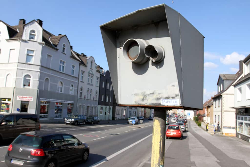 Wo mobile Blitzer auf der A28 heute stehen, erfahren Sie im Radio über den Verkehrsfunk.