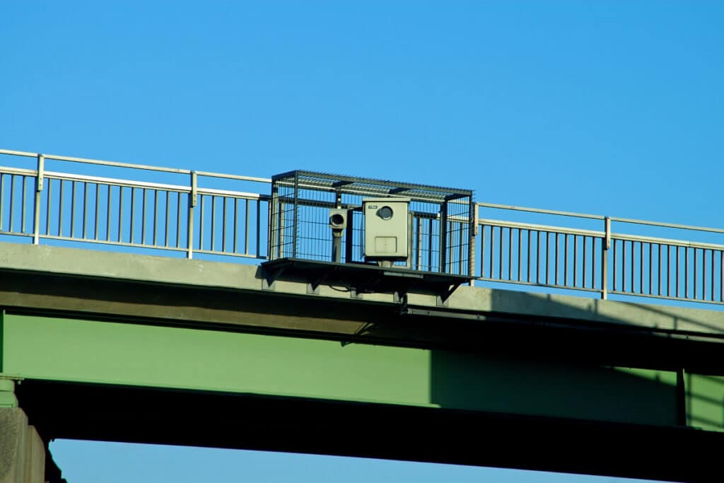 Blitzer auf der A44 in Kassel: Auf der Brücke können Brückenabstandmessungen stattfinden.