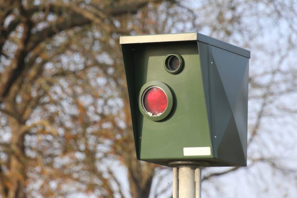 Blitzer auf der A8: Je nach Blitzermodell kann sich ein Einspruch gegen Ihren Bußgeldbescheid lohnen.