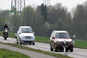 Wurden Sie von einem Blitzer aus fahrendem Auto geblitzt? Hier muss ein Toleranzabzug von 5 km/h bzw. 5 Prozent erfolgen.