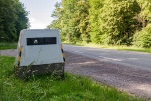 Ein mobiler Anhänger-Blitzer: Auf der Autobahn 555 müssen sich Autofahrer vor Blitzern wie diesem hüten.