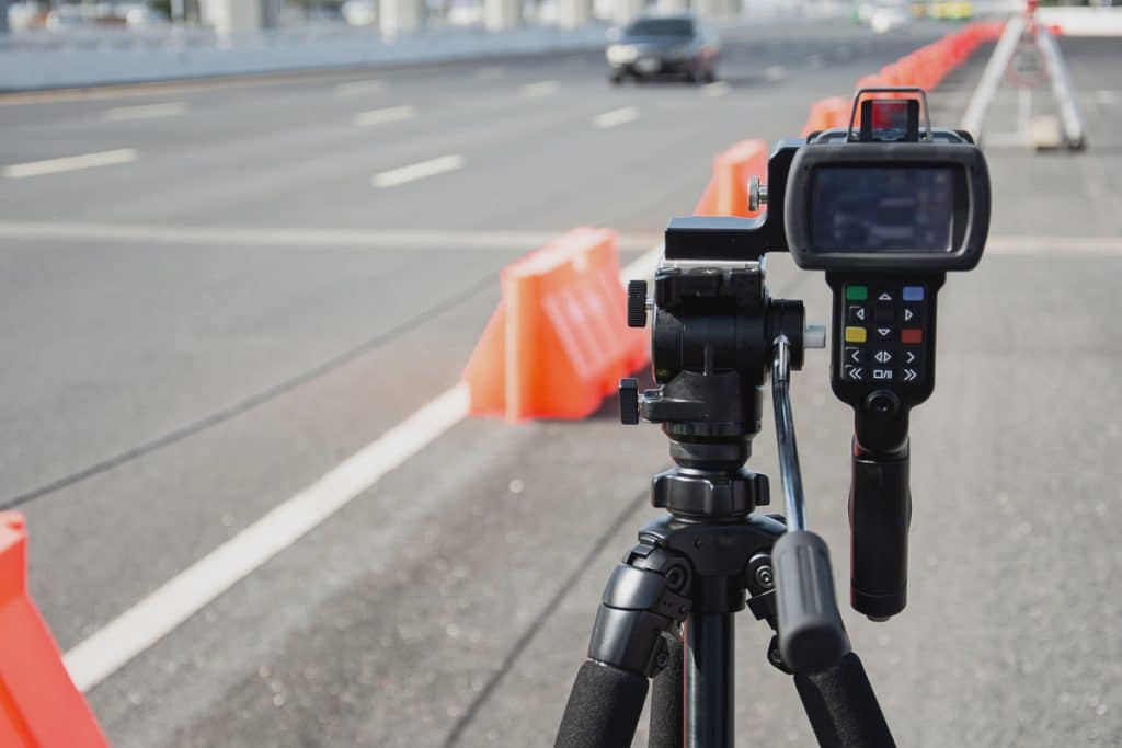 Mobile Blitzer auf der B10: Wo diese heute stehen, meldet der Verkehrsfunk.