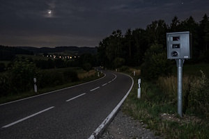 Blitzer in der Nacht sind zulässig, wenn die Geräte bei den Lichtverhältnissen korrekt funktionieren.